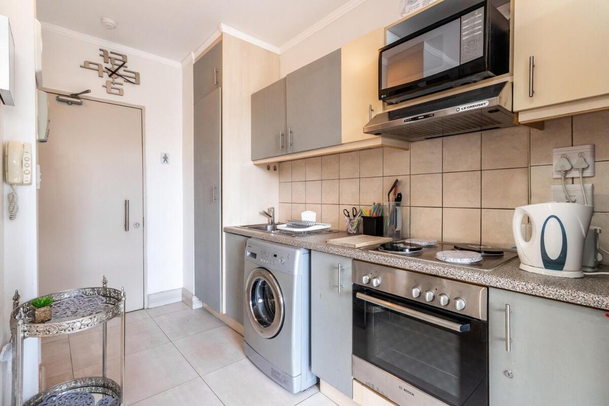 Four Seasons 8th Floor W Gym & Pool Apartment Cape Town