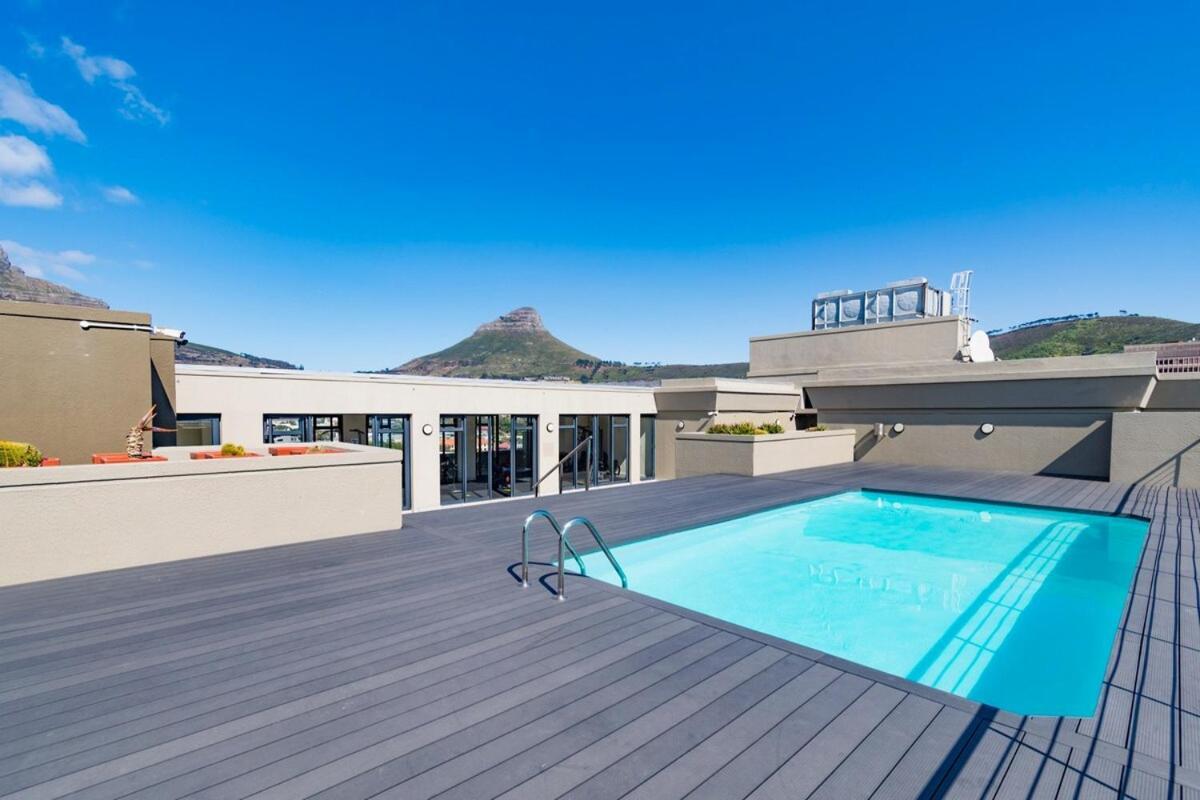 Four Seasons 8th Floor W Gym & Pool